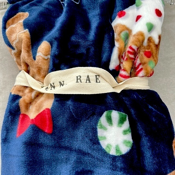 🍭 RAE DUNN HOME SWEET HOME GINGERBREAD HOUSE MINT CANDY HOLIDAY THROW BLANKET - Picture 7 of 8